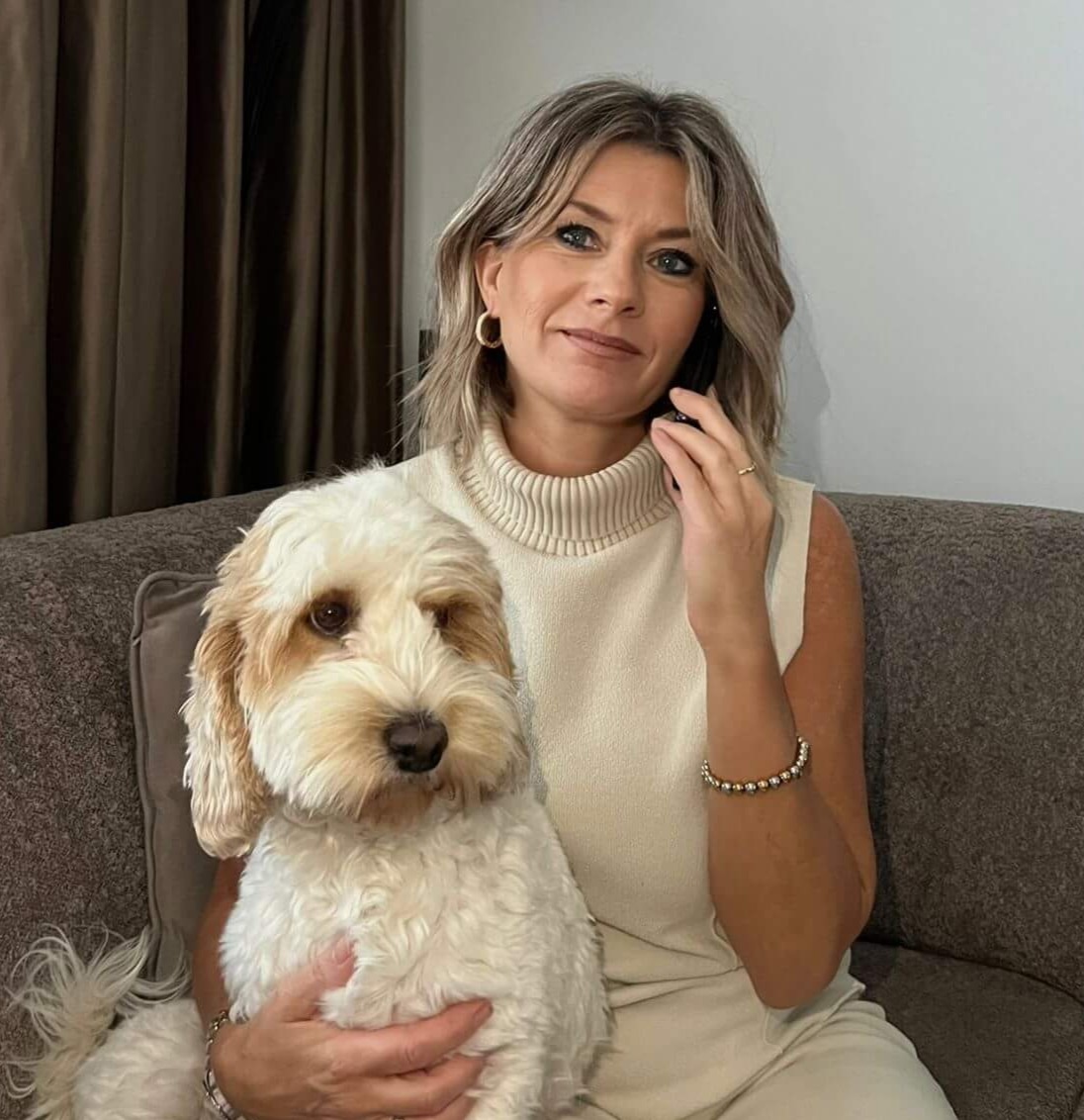 Structuur en overzicht in je bedrijf met Chantal als Online ondernemer. Chantal Degen in gesprek met klant – foto met hond op de bank, symbool voor persoonlijk en ontspannen contact