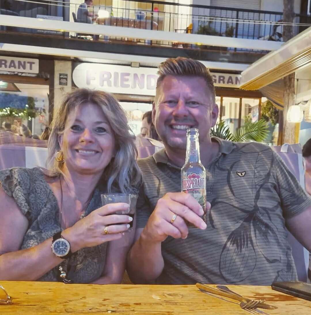 Persoonlijke foto van online business manager Chantal Degen met haar man – ontspanning en balans naast het ondernemerschap