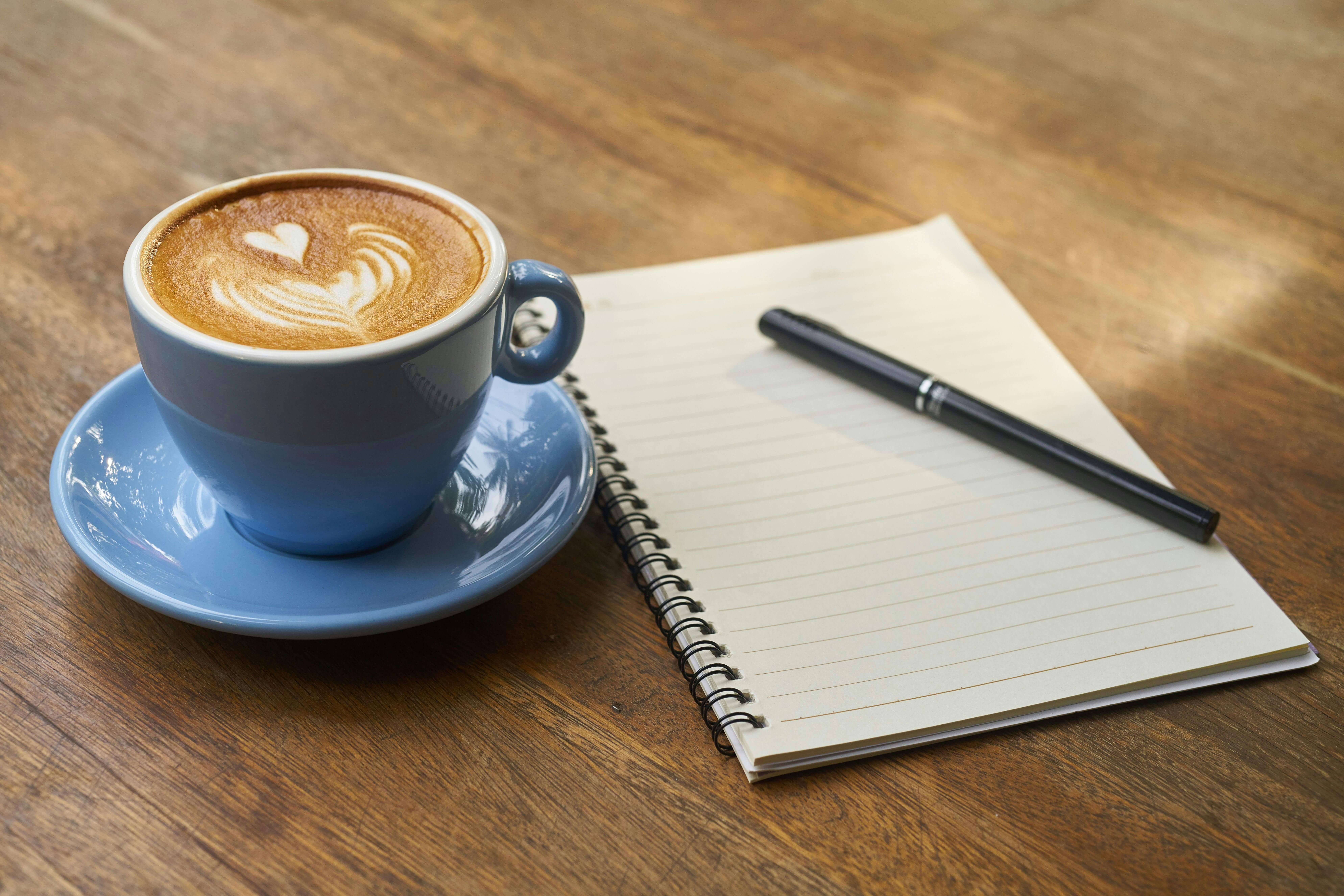 Balans en rust  met een online business manager met een kop koffie 
