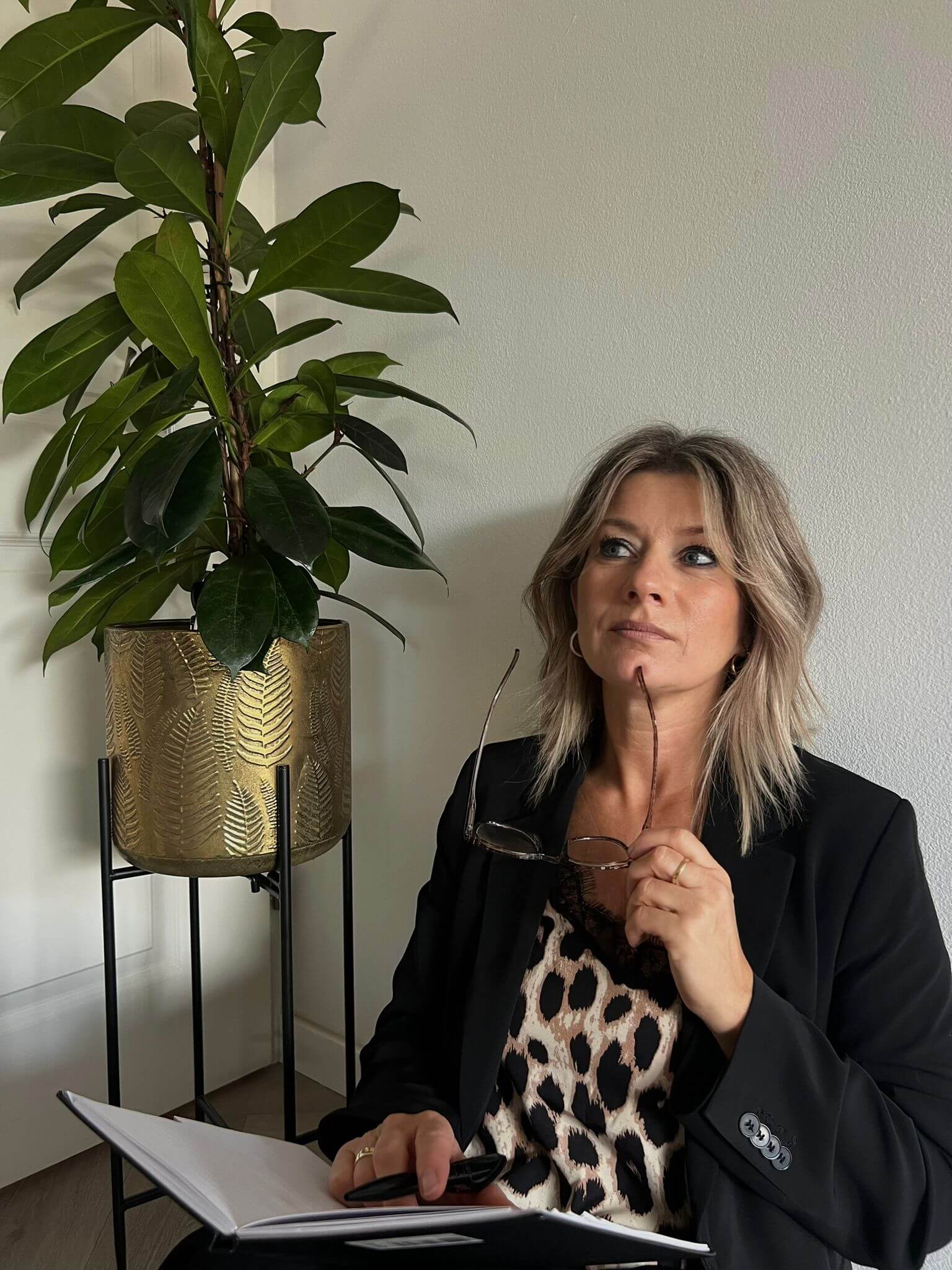 Online ondernemer Chantal Degen overweegt oplossingen voor ondernemers die meer rust en focus willen`