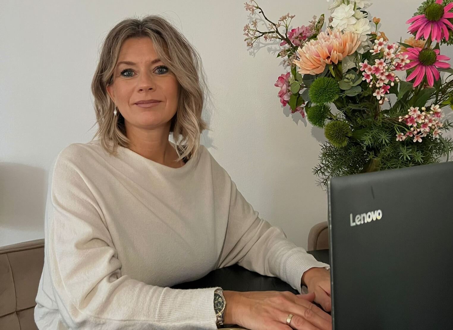 Online business manager Chantal Degen werkt geconcentreerd aan haar laptop – transparante tarieven voor betrouwbare ondersteuning