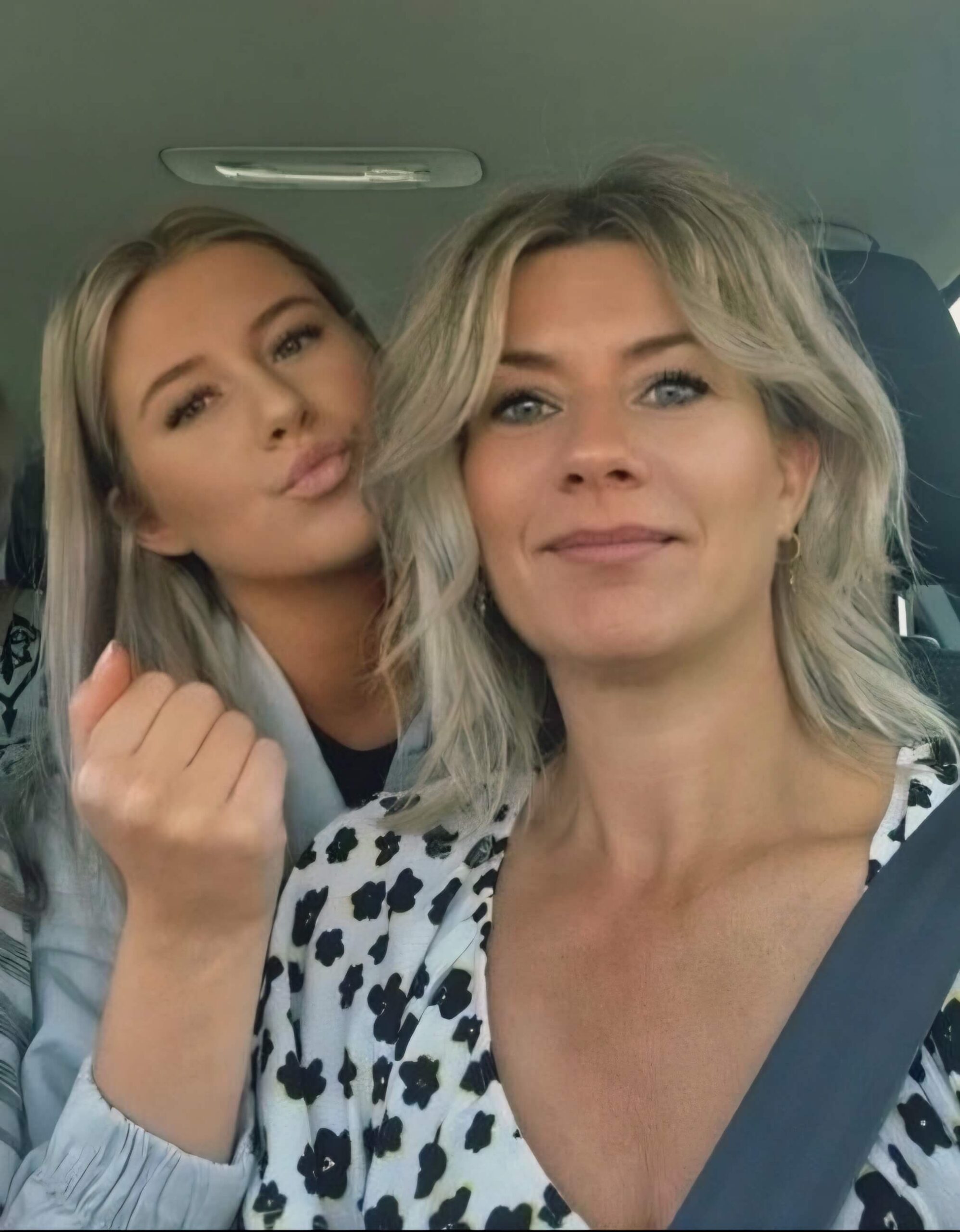 Chantal Degen, ondernemer en moeder, met haar dochter – symbool voor rust, balans en persoonlijke verbinding
