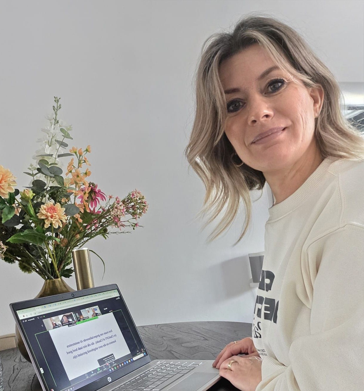 Ondernemer werkt achter laptop aan geautomatiseerde onboarding systemen